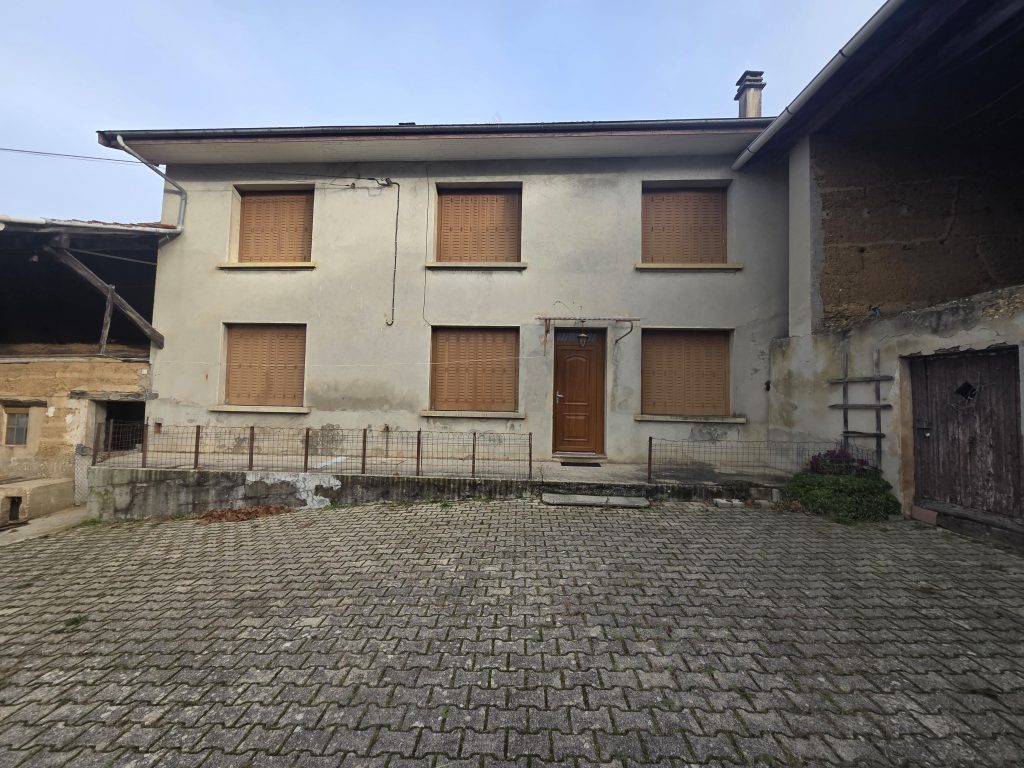 Maison T5 de 130m2 à rénover à St Agnin sur Bion