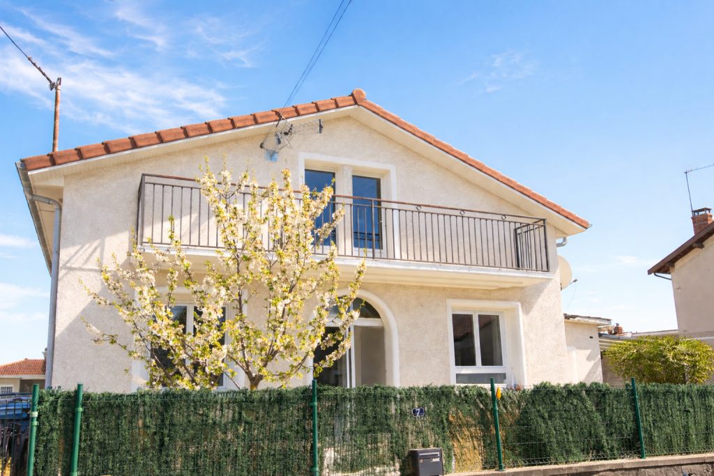 Maison familiale 145m2 habitable (190m2 utiles) 5 chambres rénovée à Tignieu