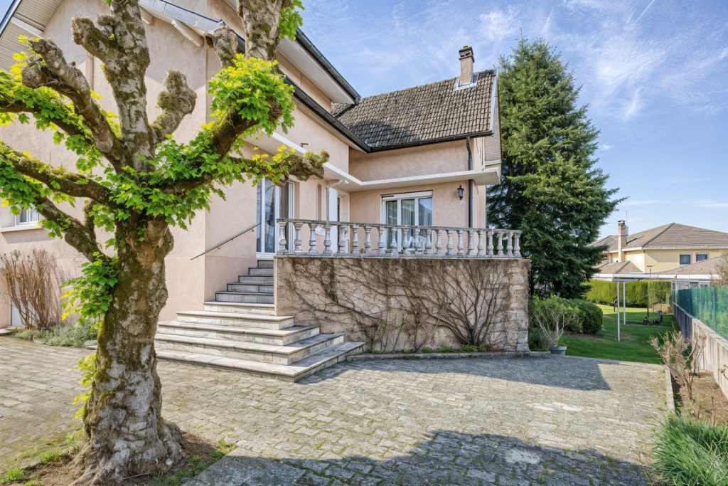 Maison familiale de caractère   160 m2   Sous-sol complet   Terrain 895 m2