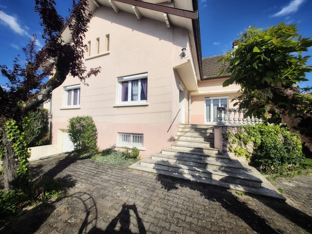 Maison familiale de caractère   160 m2   Sous-sol complet   Terrain 895 m2