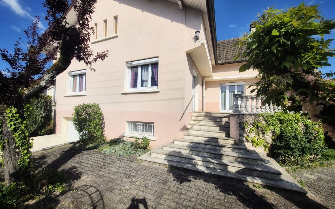 Maison familiale de caractère   160 m2   Sous-sol complet   Terrain 895 m2