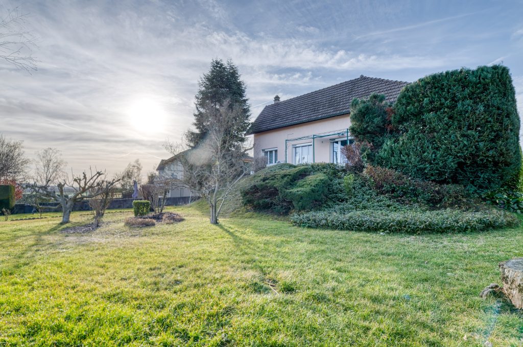 Maison familiale de caractère   160 m2   Sous-sol complet   Terrain 895 m2